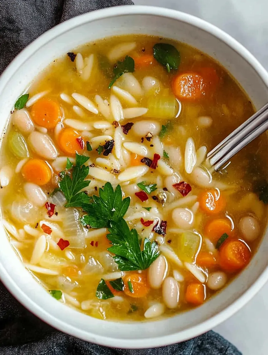 Einfache würzige Zitronen-Bohnen-Orzo-Suppe für die Seele