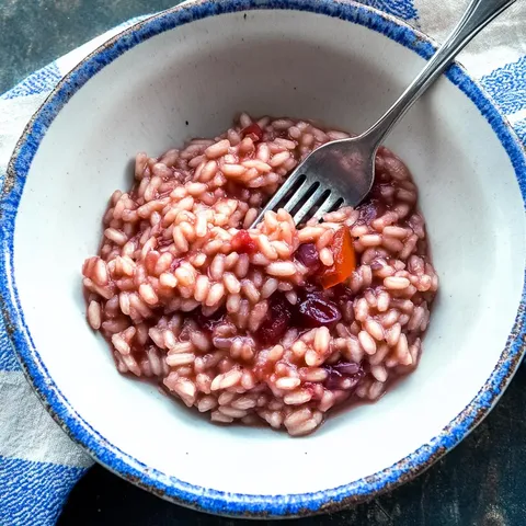Rotweinrisotto mit karamellisierten Zwiebeln
