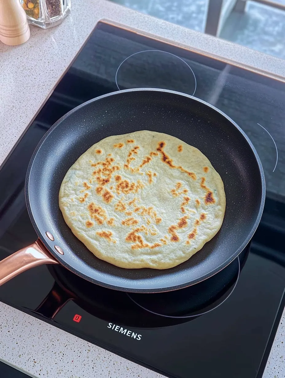 Softes Pfannenbrot – Gefülltes Halloumi-Naan mit Käsekern