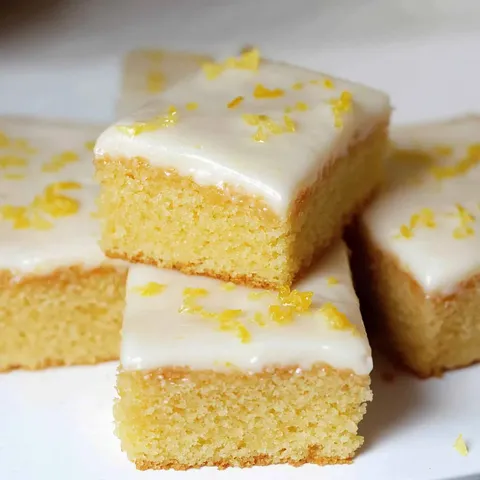Selbstgemachter Zitronenblechkuchen mit Guss