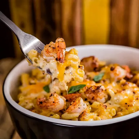 Cremiges Mac mit Garnelen und Krabben
