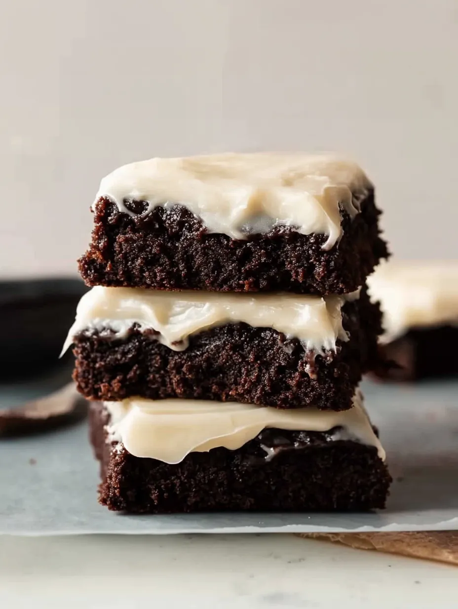 Schnelle Brownies mit Frischkäsehaube
