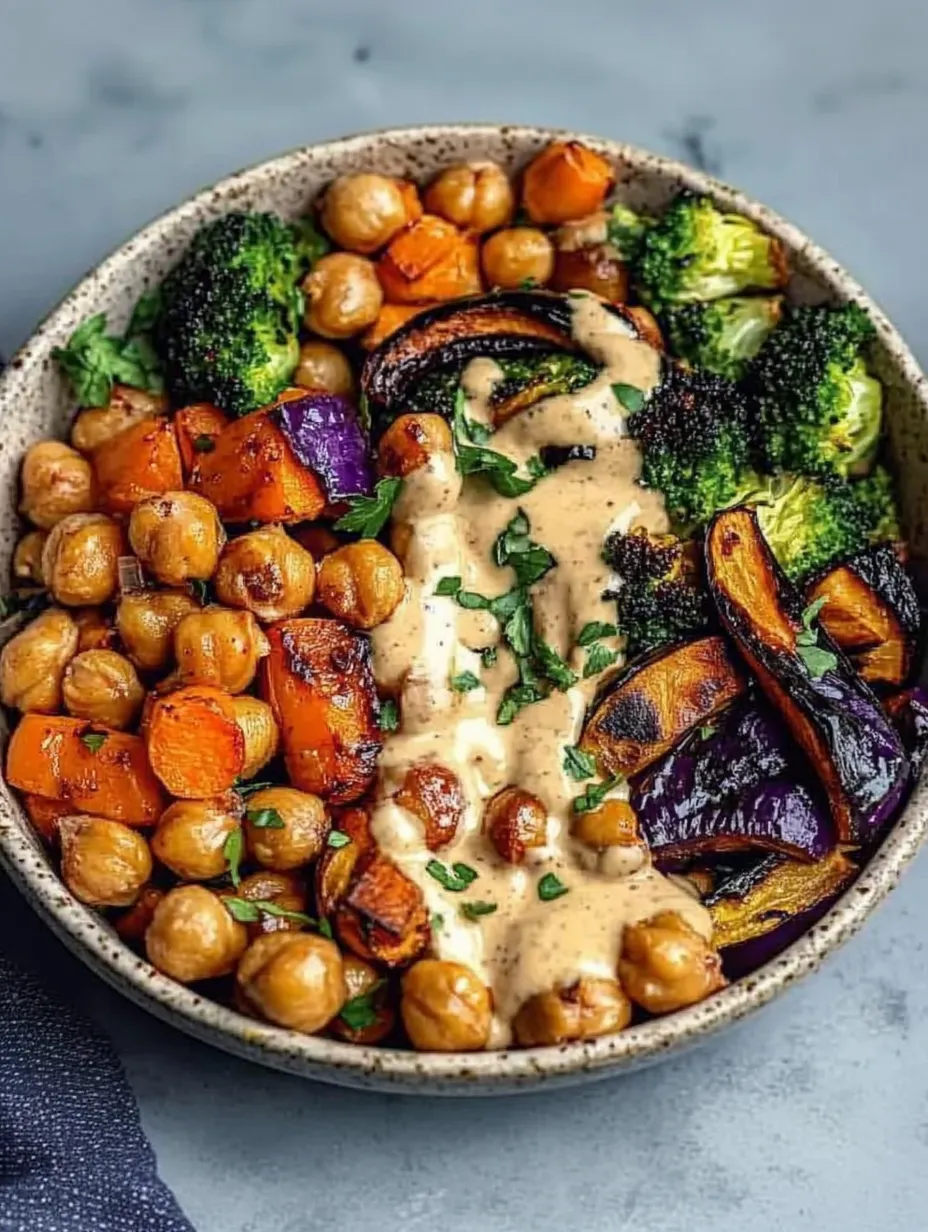 Bunte Gemüse-Kichererbsen-Bowl mit Ahorn-Senf-Tahini-Soße