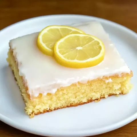 Fluffiger Zitronenblechkuchen mit Glasur
