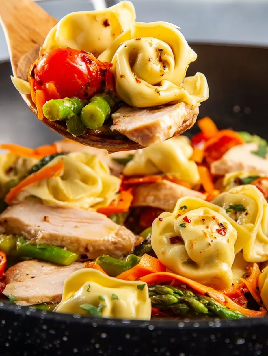 Ein Teller mit Pasta, Fleisch und Gemüse.