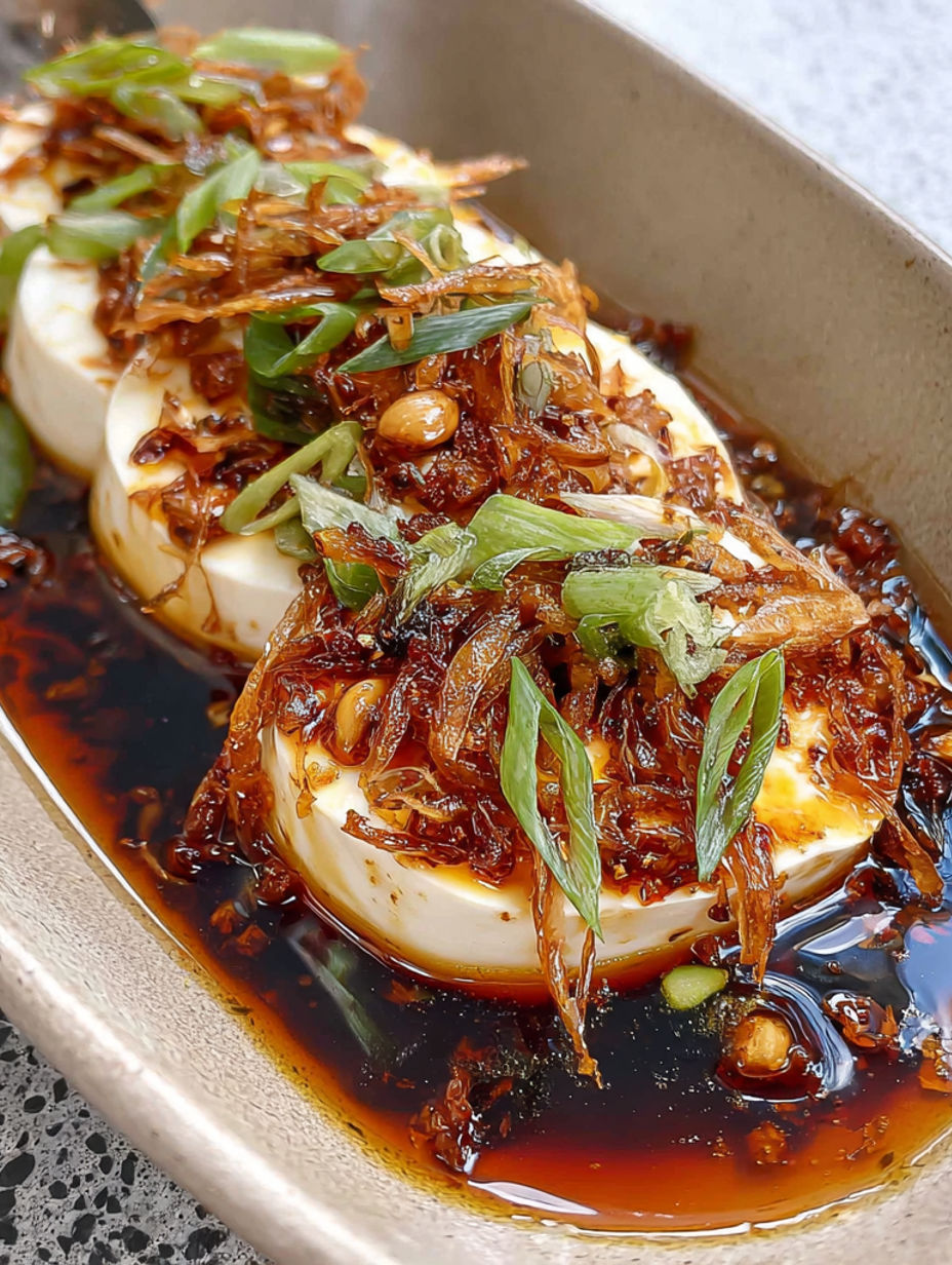 Ein Teller mit Essen und einer Sauce.