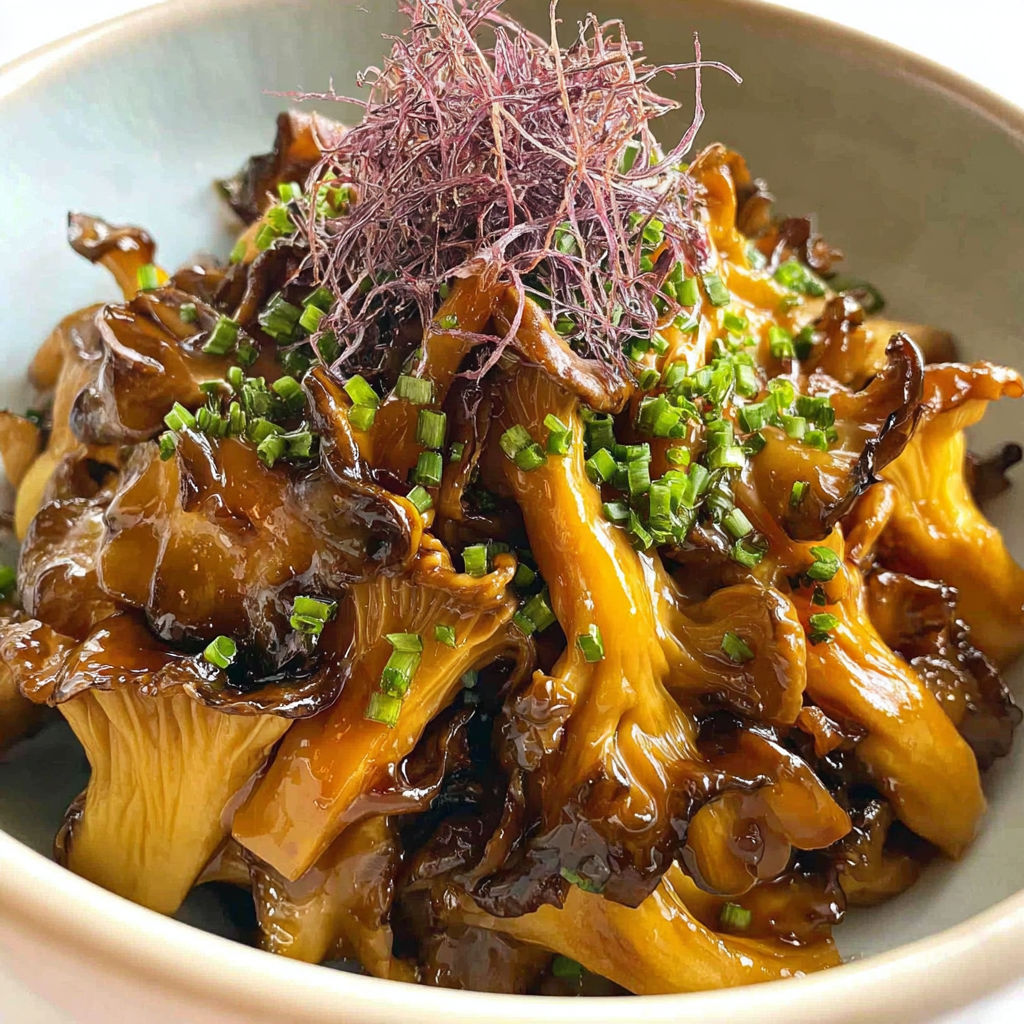 Eine Schüssel mit Pilzen und Ingwer-Teriyaki-Sauce.