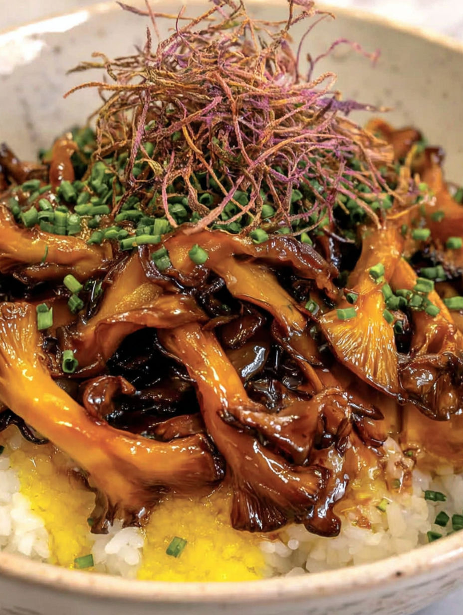 Ein Teller Essen mit einer lila Garnitur oben drauf.