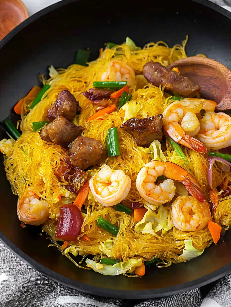 Eine Schüssel Singapore Chow Mei Fun.