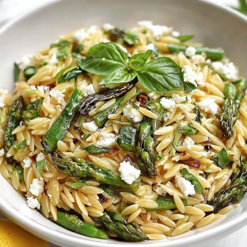 Eine Schüssel Pasta mit Spargel und Feta Käse.