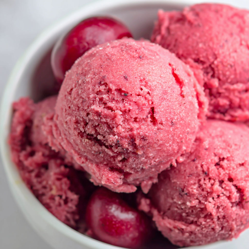 Eine Schüssel mit frischem Kirschen Sorbet.