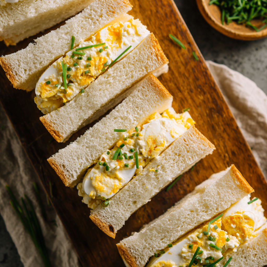 Ein japanisches Ei-Sandwich auf einem Holzbrett.