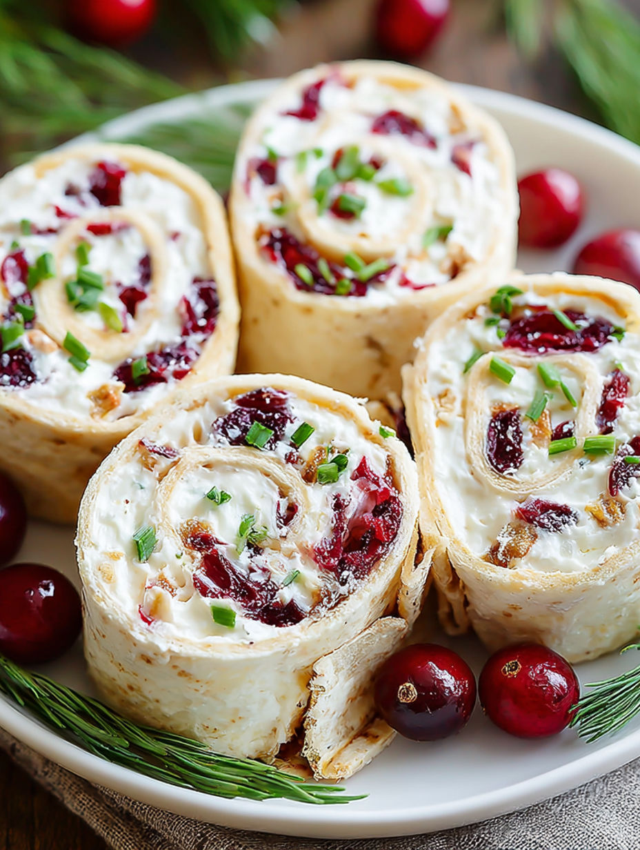 Ein Teller mit Essen, Cranberry-Sauce und einer weißen Sauce.