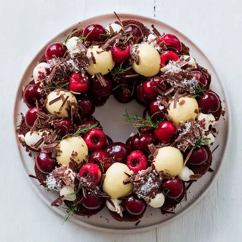 Ein Teller mit Schokolade- und Kirschdesserts.