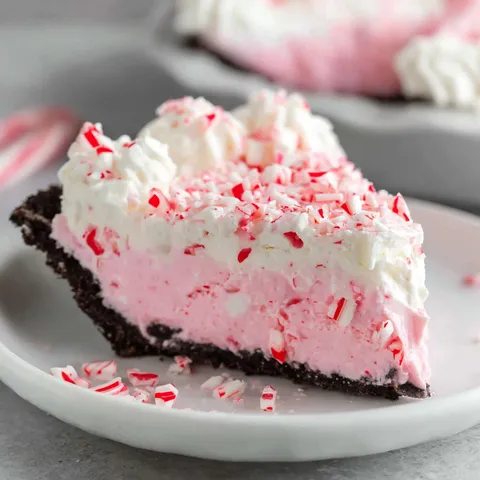 Ein Stück der Weihnachts-Pfefferminz-Torte ohne Backen.