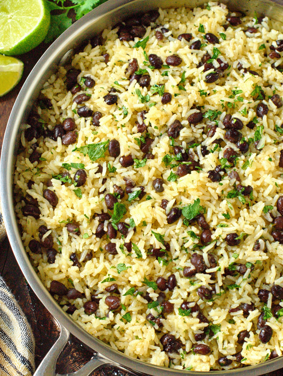 Eine Schüssel Reis mit schwarzen Bohnen und Koriander.