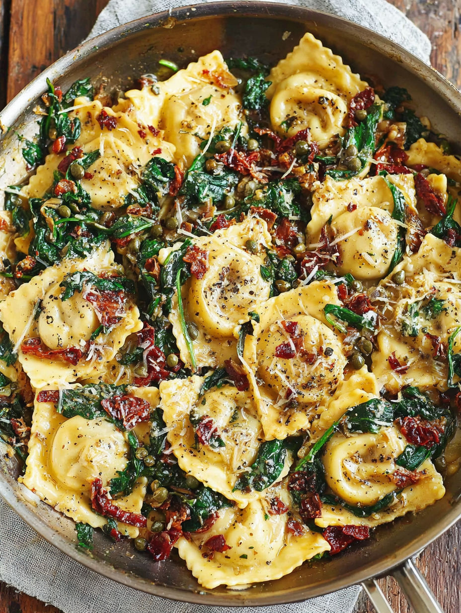 Ein Gericht mit italienischen Ravioli mit Spinat, Artischocken, Kapern und getrockneten Tomaten.