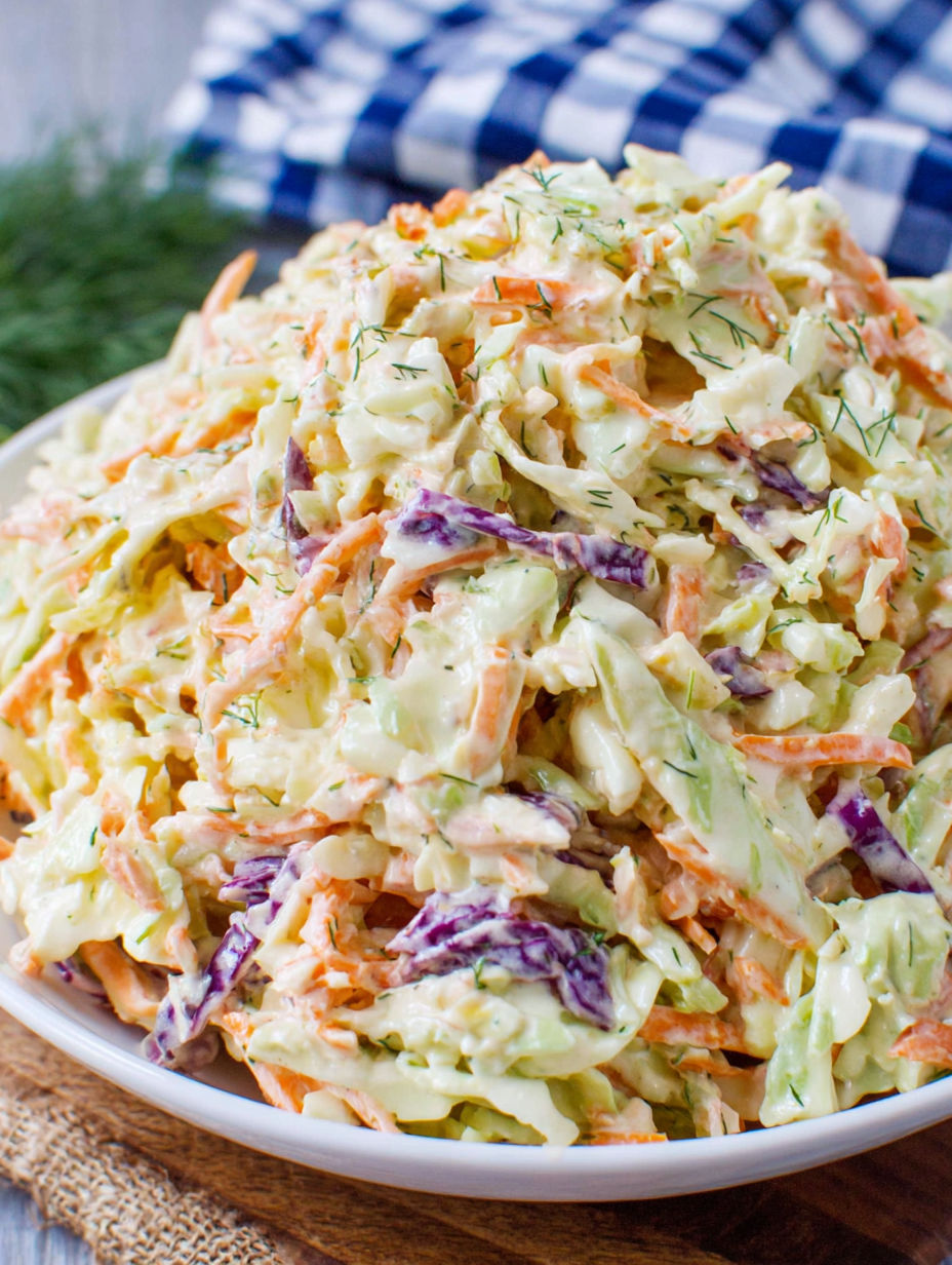 Ein weißer Teller mit einem Salat darauf.