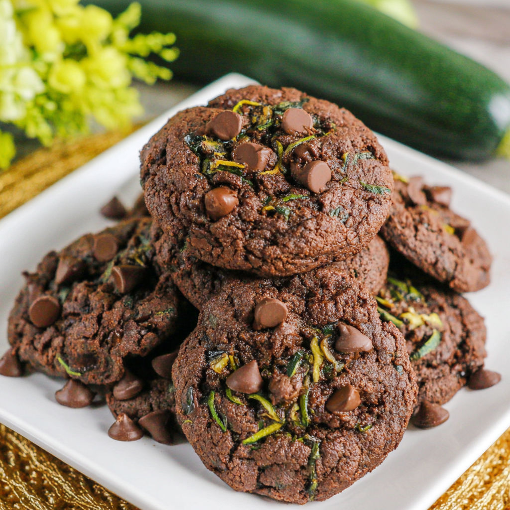 Ein Teller mit Schokoladen-Zucini-Keksen.