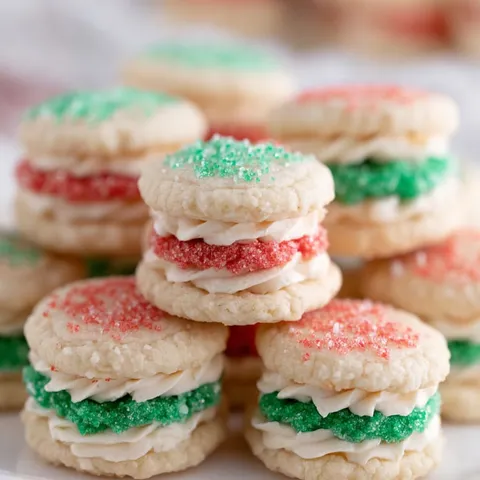 Ein Stapel Weihnachtskekse mit rotem, grünem und weißem Zuckerguss.