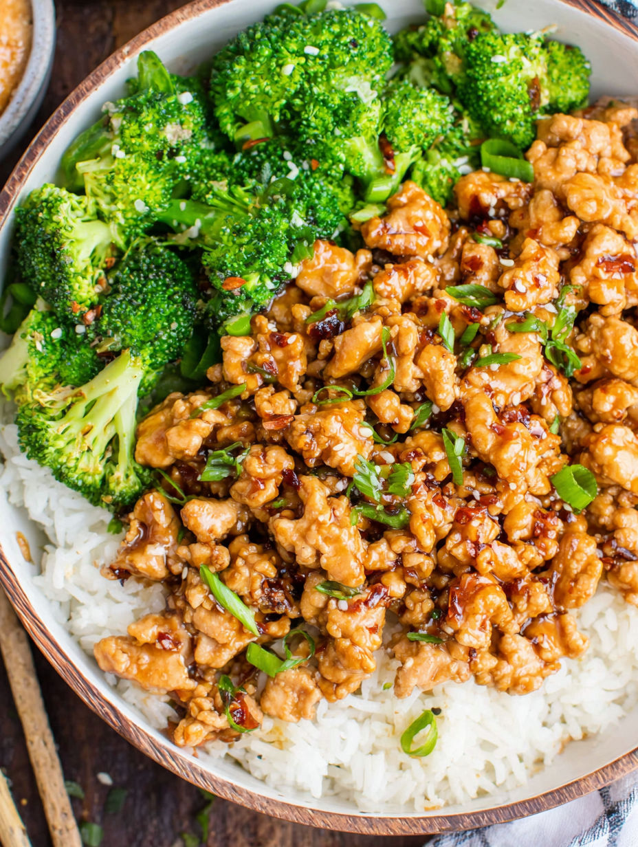 Ein Teller mit Essen, Reis und Hähnchen.