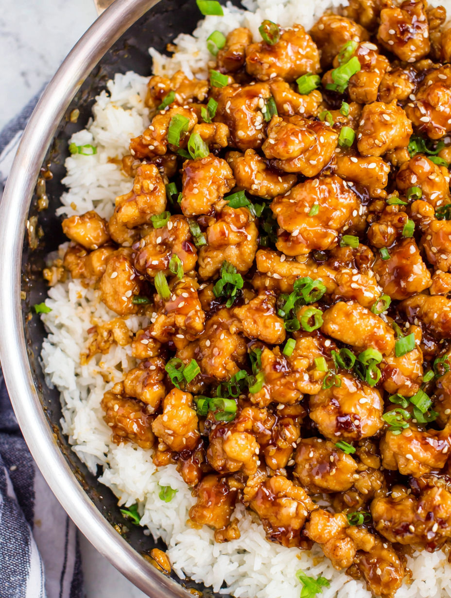 Eine Schüssel mit Hähnchen und Reis.