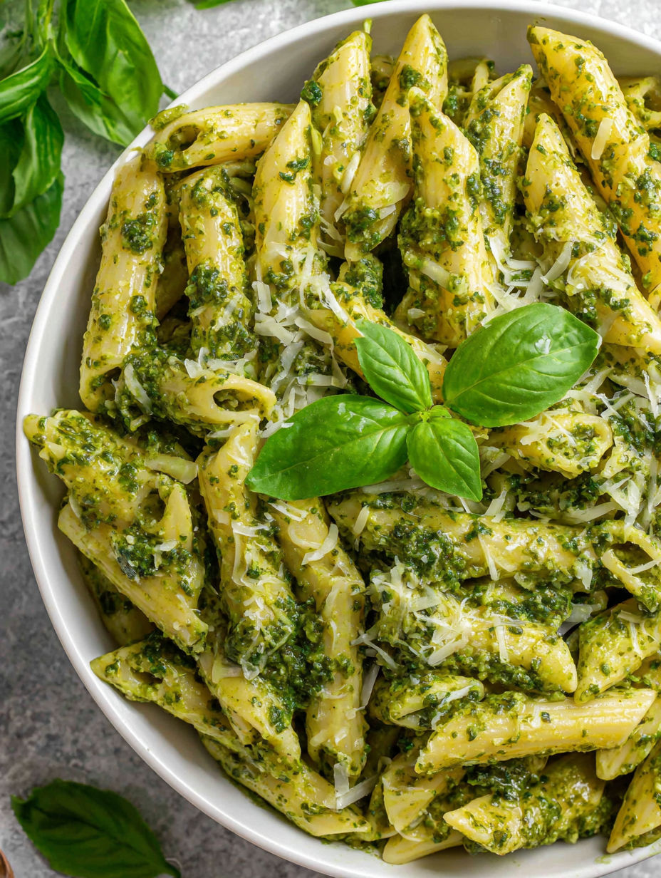 Eine Schüssel mit Pasta und Pesto-Soße.