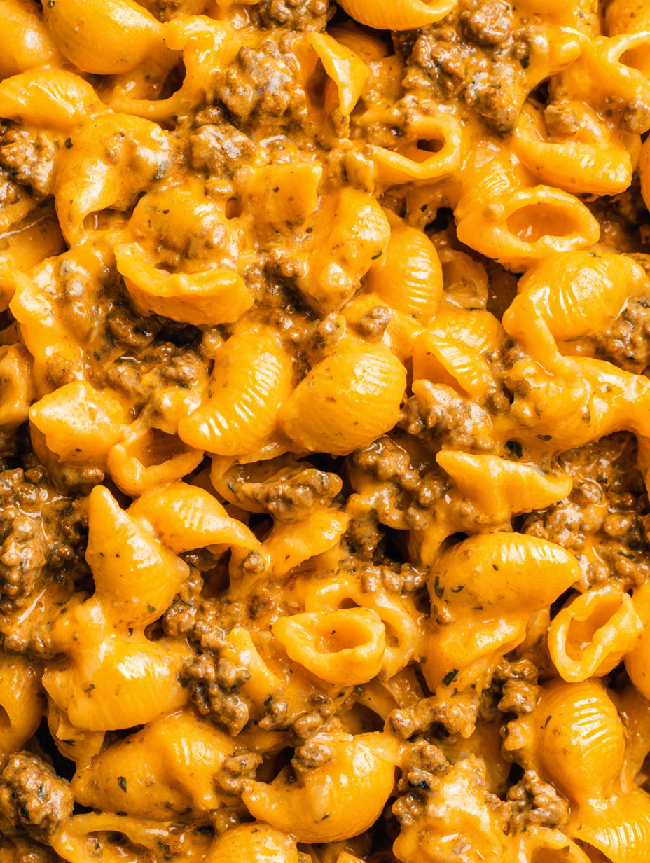 Ein Teller mit Macaroni und Käse mit Fleisch obendrauf.