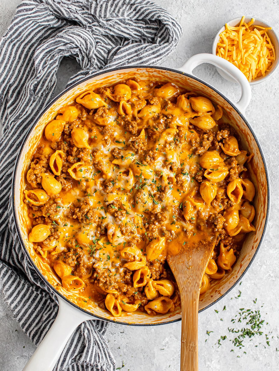 Eine Schüssel Macaroni und Käse mit einem Löffel darin.