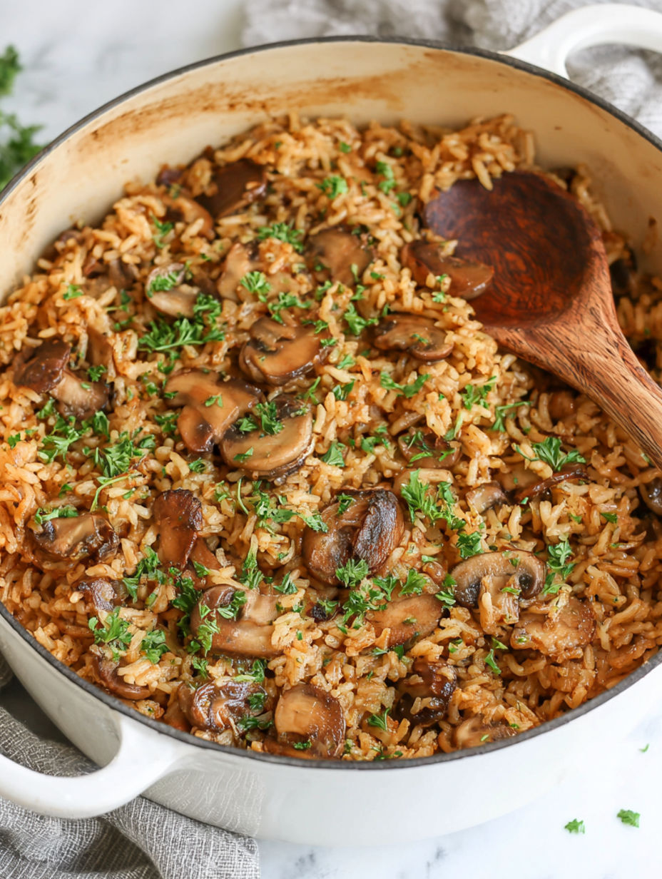 Ein Topf Reis mit Pilzen und Frühlingszwiebeln.