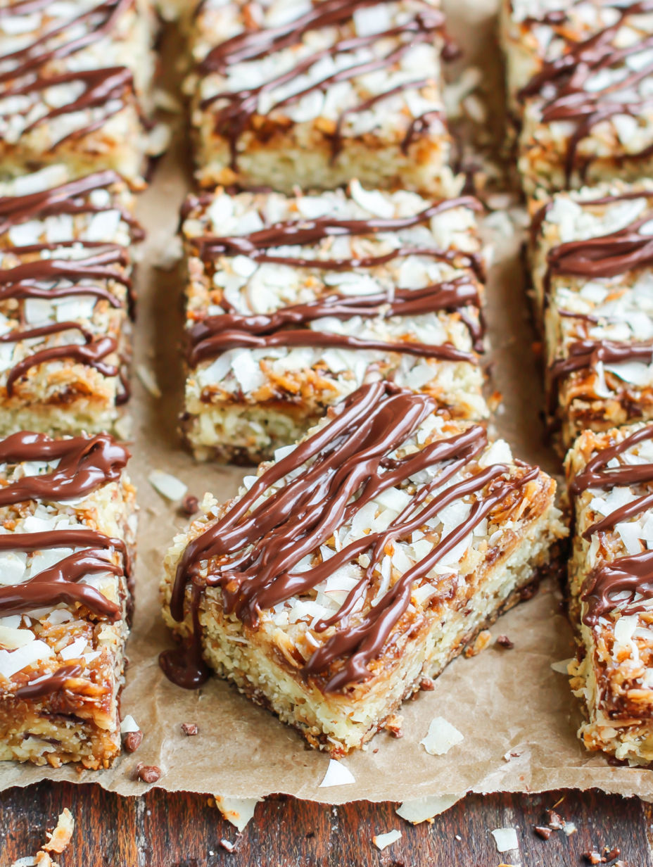 Eine Nahaufnahme von einem Stück Kuchen mit Schokolade, die oben drauf geträufelt ist.