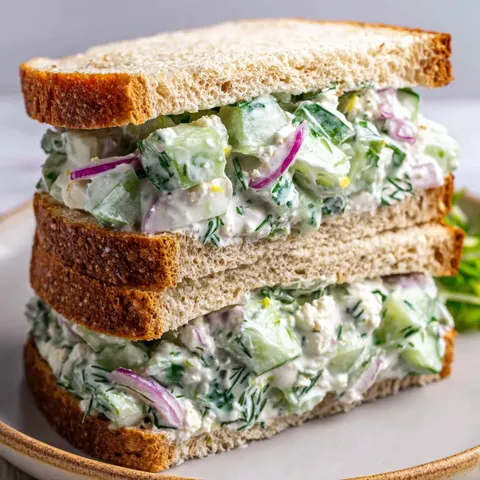 Ein Stapel Gurkensalat Sandwiches.