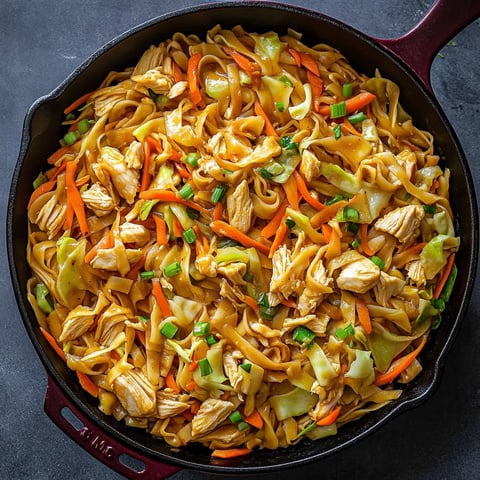 Huhn Chow Mein mit Sauce