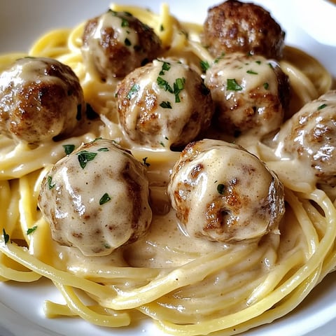 Leckere Knoblauchbutter-Fleischbällchen auf cremiger Linguine