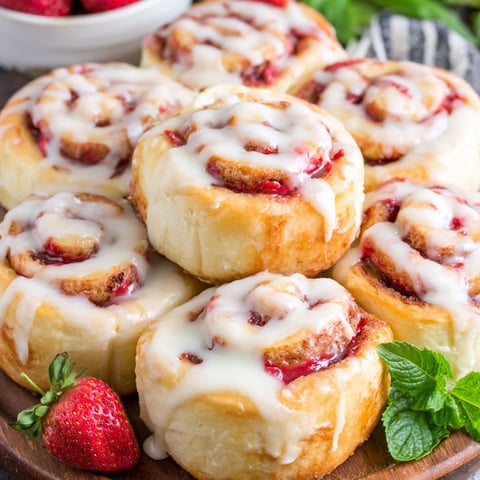 Ein Teller mit Schnecken, gefüllt mit Erdbeer-Cheesecake.