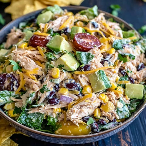 Eine Schüssel mit würzigem Hühnchen-Salat Südwest.