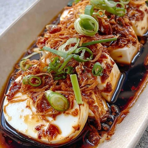 Ein Gericht mit kaltem Tofu und Schalotten-Knoblauch-Öl.