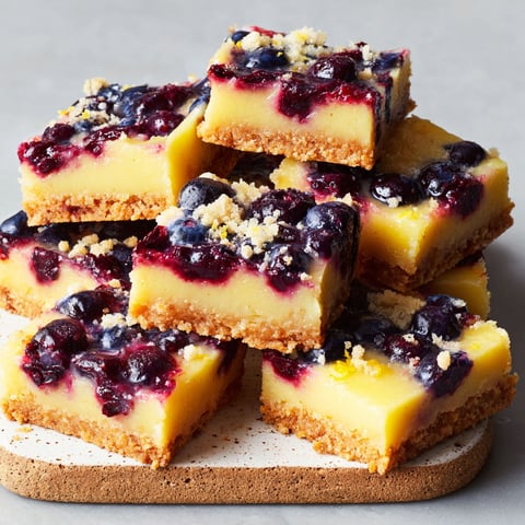 Ein Stapel Zitronen-Blaubeer-Schnitten.