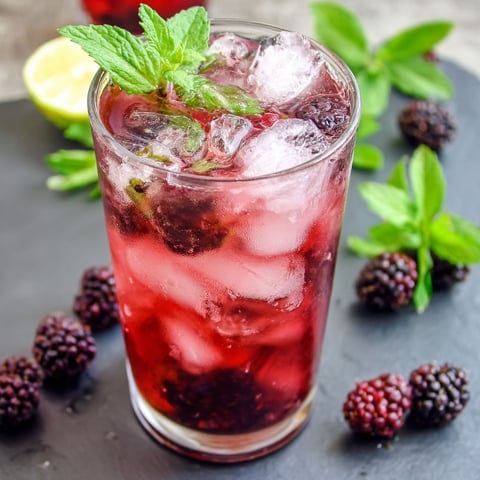 Ein Glas Eistee mit Minz-Garnitur.