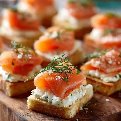 Ein Teller mit geräucherten Lachshappen.