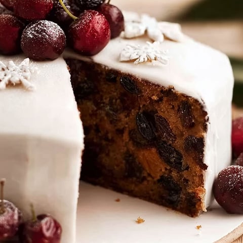 Ein Stück Kuchen mit einer Kirsche obendrauf.