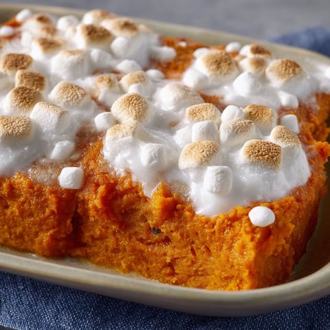 Ein Gericht mit Süßkartoffeln und Marshmallows oben drauf.