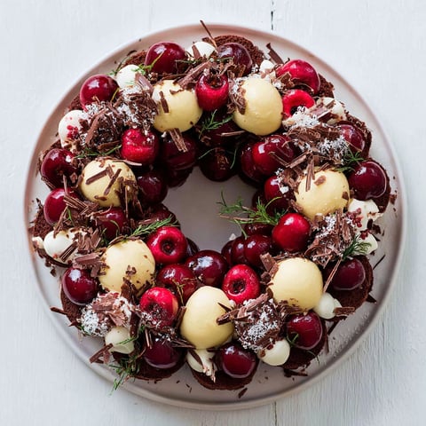 Ein Teller mit Schokolade- und Kirschdesserts.