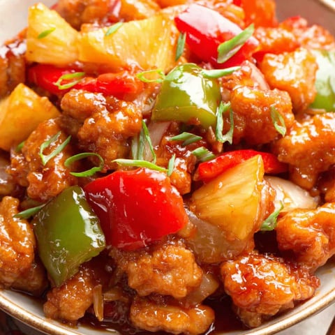 Eine Schüssel mit Süßem und Saurem Hühnchen.