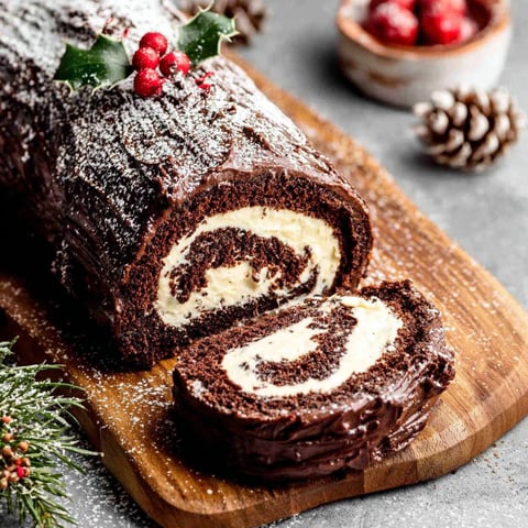 Eine Schokoladen-Buche auf einem Holzbrett.