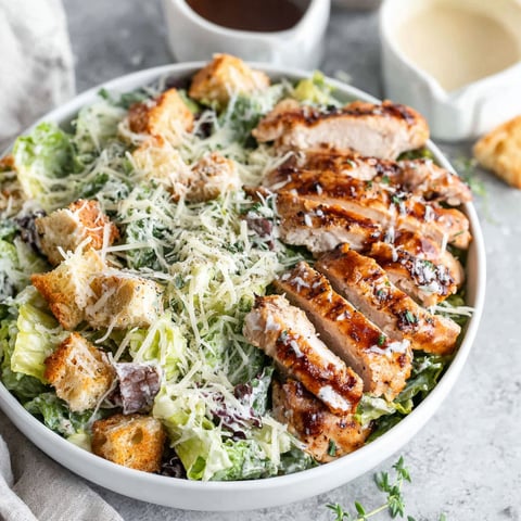 Eine Schüssel mit gegrilltem Huhn Caesar Salat.