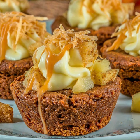Ein Teller mit karamellisierten Apfel-Ingerkeksen.