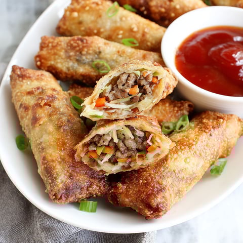 Ein Teller mit knusprigen eigenen Eierrollen.