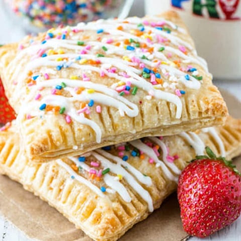 Ein Stapel hausgemachter Pop Tarts mit Zuckerguss und Streuseln.