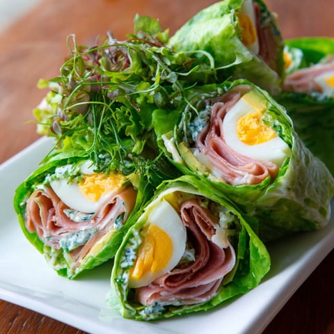 Ein Teller mit Essen, Eiern und Salat.